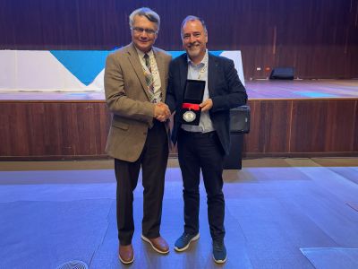 El profesor Pablo Richter presenta su conferencia sobre sostenibilidad en microextracción, destacando avances en química analítica verde y el uso de fases naturales sorbentes.